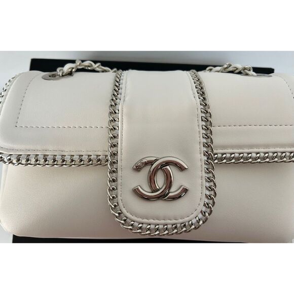 CHANEL Handbags - Pre-owned Chanel Classic Bag Shoulder Bag White Handbag